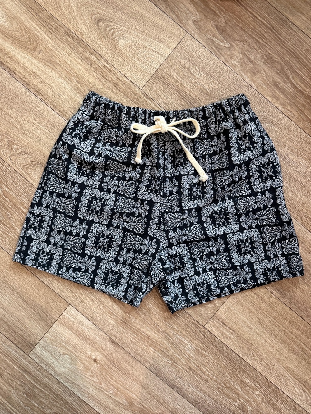 PacSun Men's Paisley Print Drawstring Shorts Size Large Black White